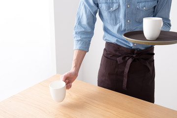 男性　カフェ店員