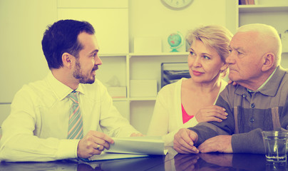 Fototapeta premium Woman and eldery man with bank employee