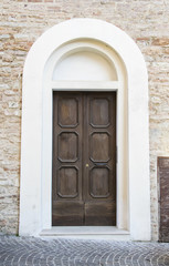 Fototapeta na wymiar Wooden door in an old Italian house.