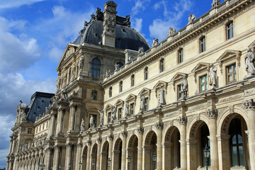 Fototapeta na wymiar Palais du Louvre côté cour Napoléon à Paris, France