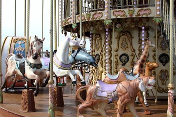 Fototapeta na wymiar carrousel,ancien manège de petits chevaux
