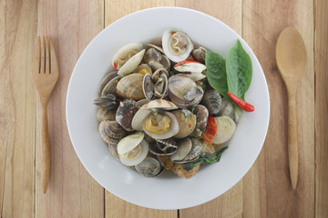 sea clams or RIDGED VENUS CLAM of Stir sauce in white dish.