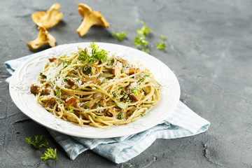 Spaghetti with chanterelle mushrooms and herbs
