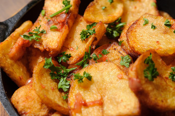 Baked potato wedges with rosemary and garlic