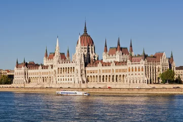 Foto op Plexiglas Pleasure boat on the Danube River passing by the Hungarian Parliament Building in Budapest, Hungary © lkonya