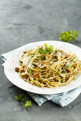 Spaghetti with chanterelle mushrooms and herbs