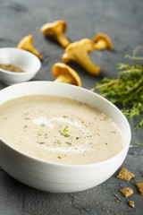 Creamy soup with chanterelle and thyme