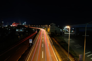 夜の道路の光跡
