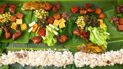 sundanesisches Essen ist auf Bananenblättern am Boden serviert