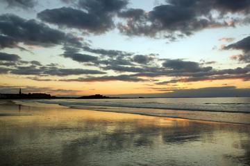 Coucher de soleil sur la plage et la citée de St Malo (Bretagne, France)