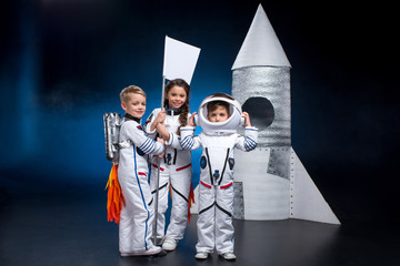 Kids playing astronauts - obrazy, fototapety, plakaty
