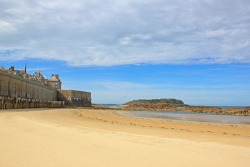 Plage à marée basse et cité de St Malo (Bretagne France)