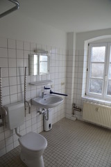 Badezimmer mit Toilette und Waschbecken