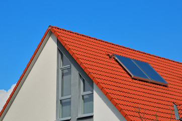 Solar-Warmwassermodul auf rotem Zieldach