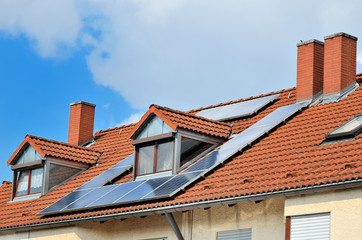 Reihenhausdach mit Solarkollektoren