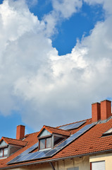 Solardach, Reihenhaus, Wolkenhimmel