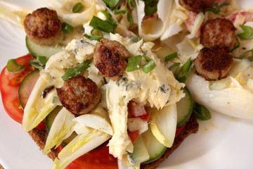 Chicoréesalat mit Bratwurst und Blauschimmelsauce auf Vollkornbrot