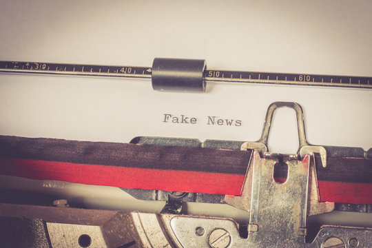 Retro Schreibmaschine Text "Fake News"