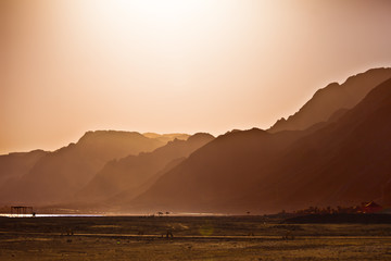 Wakacje w Egipcie. Zachód słońca na plaży