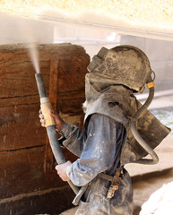 ouvrier de maintenance sur carénage