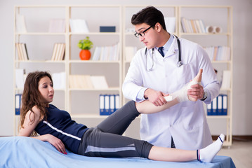 Obraz premium Traumatologist is taking care of the patient