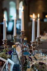 antiker Kerzenständer am romantischen Hochzeitstisch