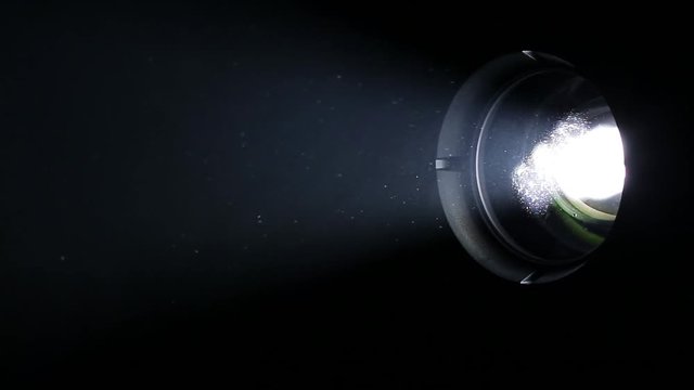 Spot de lumi&egrave;res / projecteur et fum&eacute;e durant une soir&eacute;e