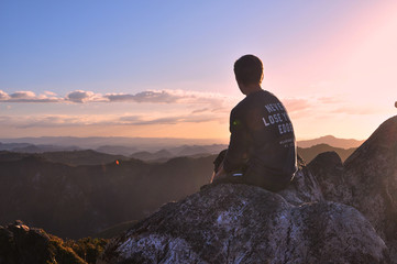 Obraz premium Sonnenuntergang im Coromandel Gebirge in Neuseeland