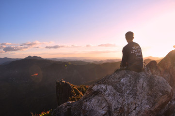 Sonnenuntergang im Coromandel Gebirge in Neuseeland