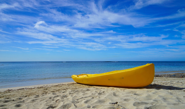 cano&eacute; sur le sable