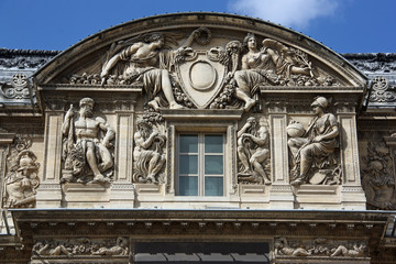 Haut-relief du palais du Louvre à Paris, France