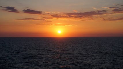 Puesta de sol de color rojizo
