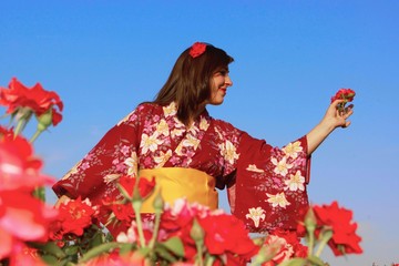 Girl in yukata between roses