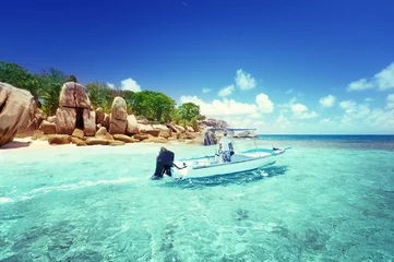 Store enrouleur tamisant sans perçage Plage tropicale Bateau de vitesse sur la plage de l& 39 île Coco, Seychelles
