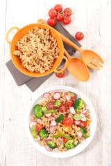 pasta salad with tomato and broccoli