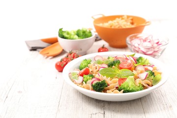 pasta salad with tomato and broccoli