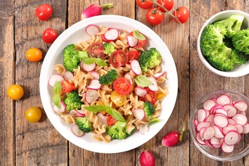 pasta salad with tomato and broccoli