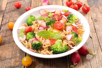 pasta salad with tomato and broccoli