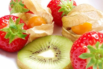 Buntes Obst, Erdbeere, Kiwi, Physalis