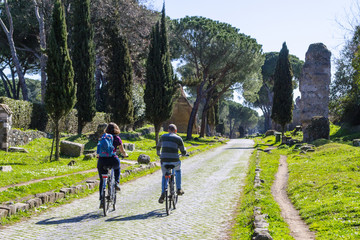 ciclisti lungo l'Appia Antica - obrazy, fototapety, plakaty