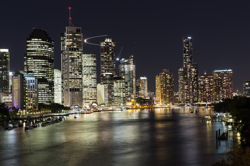 Fototapeta premium Nocny krajobraz Brisbane City nad rzeką i portem, z Kangaroo Point Cliffs