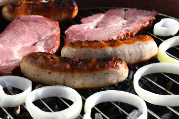 Grill mit lecker Zwiebel, Wurst und Fleisch angegrillt Grillsaison 2017