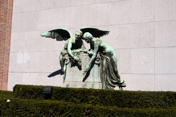 Statue comm&eacute;morative en l&rsquo;hommage d&rsquo;Edith Cavell et Marie Depage