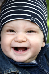 Baby lacht und zeigt seine Zähnchen