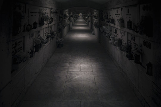 Interno di un cimitero in bianco e nero fotografato con la tecnica dell&rsquo;infrarosso