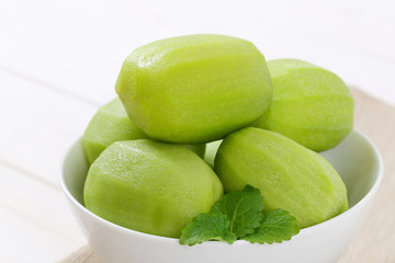peeled kiwi fruits