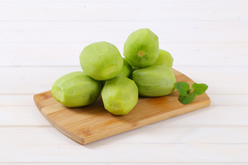 peeled kiwi fruits