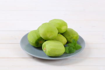 peeled kiwi fruits