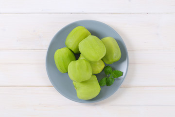 peeled kiwi fruits