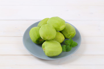peeled kiwi fruits